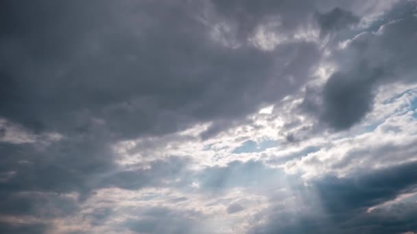 Timelapse of Gray Cumulus Clouds se mueve en Blue Dramatic Sky, Cirrus Cloud Space — Vídeos de Stock