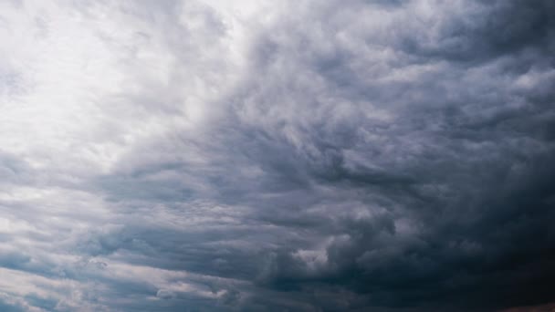 Timelapse of Gray Cumulus Clouds beweegt zich in Blue Dramatic Sky, Cirrus Cloud Space — Stockvideo