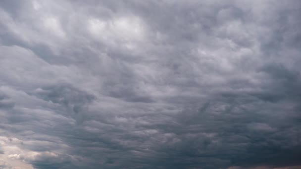 Timelapse of Gray Cumulus Clouds se mueve en Blue Dramatic Sky, Cirrus Cloud Space — Vídeos de Stock