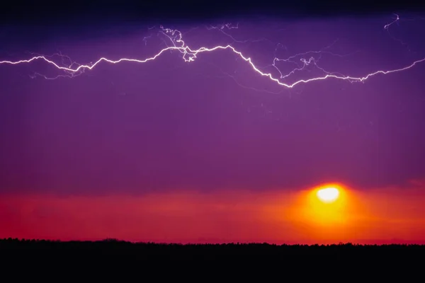 Günbatımında İnanılmaz Yıldırım, Dramatik Huysuz Gökyüzü