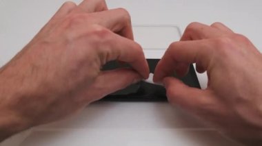 Smartphone 'da Koruyucu Cam Değiştirmeye Hazırlanıyor, Ekran Yağlanıyor