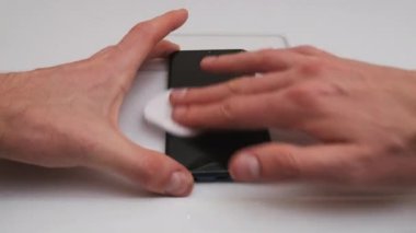 Smartphone 'da Koruyucu Cam Değiştirmeye Hazırlanıyor, Ekran Yağlanıyor
