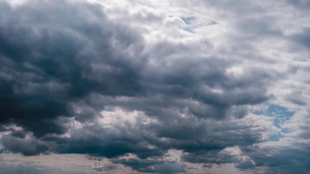 Timelapse του γκρι σύννεφα Cumulus κινείται σε μπλε δραματικό ουρανό, Cirrus σύννεφο χώρου — Αρχείο Βίντεο