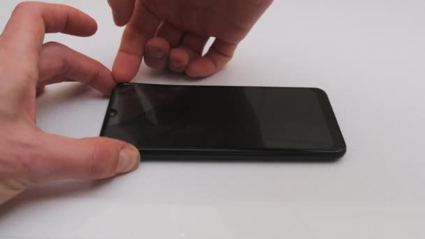 Приклеивание защитного стекла на экран смартфона, изменение треснувшего стекла безопасности — стоковое видео