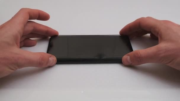 Collez le verre de protection sur l'écran du smartphone, changez le verre de sécurité fissuré — Video