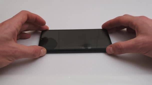 Kleben Schutzglas auf dem Smartphone-Bildschirm, ändern geknacktes Sicherheitsglas — Stockvideo