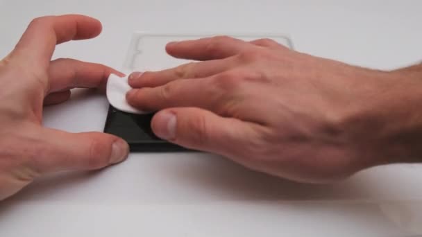 Przygotowanie do wymiany szkła ochronnego na smartfonie, odtłuszczenie ekranu — Wideo stockowe