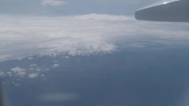 Kilátás a repülőgép ablakából a Kilimandzsáróra és a felhőkre, Tanzánia, Afrika — Stock videók