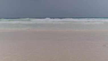 Turkuaz Okyanus Suyu 'ndaki Tropikal Deniz Dalgaları Cennet Sandy Sahili' nde. Zanzibar.