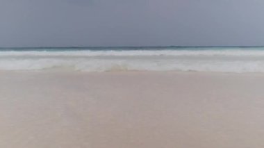 Turkuaz Okyanus Suyu 'ndaki Tropikal Deniz Dalgaları Cennet Sandy Sahili' nde. Zanzibar.