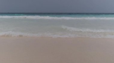 Turkuaz Okyanus Suyu 'ndaki Tropikal Deniz Dalgaları Cennet Sandy Sahili' nde. Zanzibar.