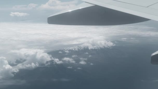 Uitzicht vanuit het vliegtuigvenster naar Mount Kilimanjaro and Clouds, Tanzania, Afrika — Stockvideo
