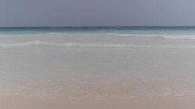 Turkuaz Okyanus Suyu 'ndaki Tropikal Deniz Dalgaları Cennet Sandy Sahili' nde. Zanzibar.