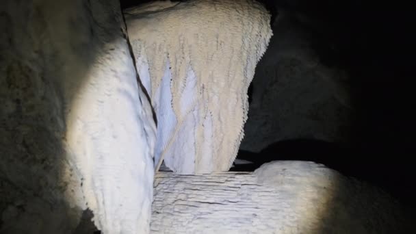 Jaskinia podziemna ze stalaktytowymi formacjami skalnymi wisząca na suficie jaskini bliźniąt — Wideo stockowe