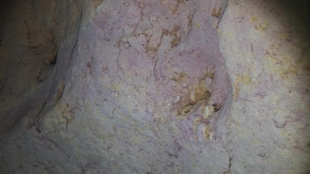 双子の洞窟天井からぶら下がっている鍾乳石岩の形成を持つ地下洞窟 — ストック動画