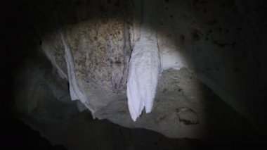 İkiz Mağara Tavanından sarkan Sarkık Kaya oluşumlarıyla Yeraltı Mağarası