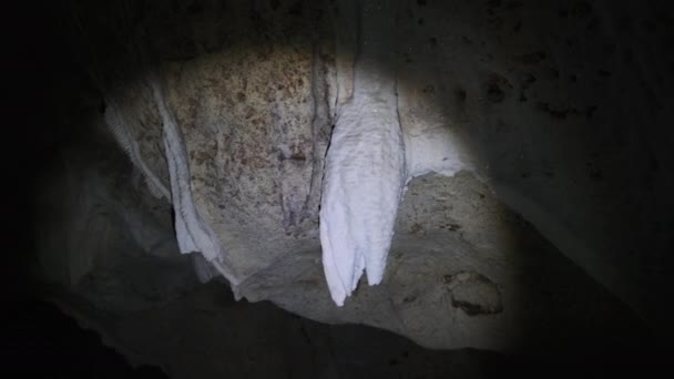 Grotte souterraine avec des formations rocheuses stalactites suspendues au plafond de la grotte des jumeaux — Video