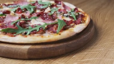 Restoranda Tahta Tahtada İştah açıcı Pizza