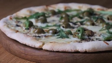 Restoranda Tahta Masa 'da İştah açıcı Pizza.