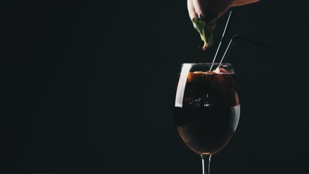 Вино в склі з соломою в ресторані на чорному тлі — стокове відео