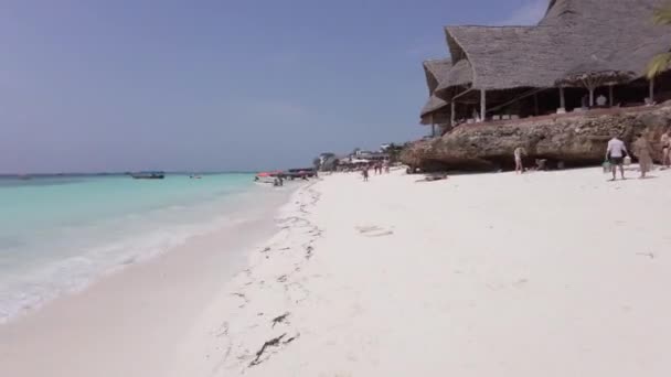 热带沙滩的翻覆与海洋及游客的白浪 — 图库视频影像