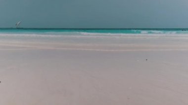 Turkuaz Okyanus Suyu 'ndaki Tropikal Deniz Dalgaları Cennet Sandy Sahili' nde. Zanzibar.