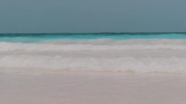 Turkuaz Okyanus Suyu 'ndaki Tropikal Deniz Dalgaları Cennet Sandy Sahili' nde. Zanzibar.