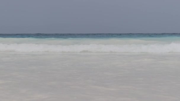 Tropické vlny moře v tyrkysovém oceánu Voda na ráji Písečná pláž. Zanzibar. — Stock video