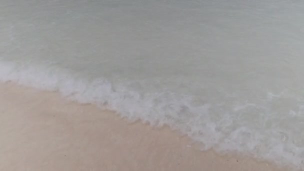 Krajina krásné tropické pláže s přílivovými vlnami a modrým nebem, Zanzibar — Stock video