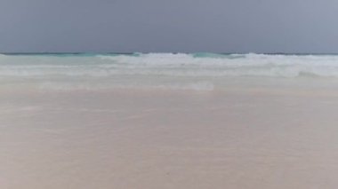 Gelgit Dalgaları ve Mavi Gökyüzü, Zanzibar ile Güzel Tropikal Plaj manzarası