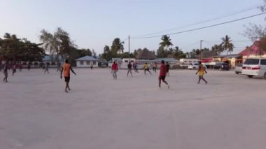 Afrikalı Çocuklar, Zanzibar 'daki yerel bir köyde, Makeshift sahasında futbol oynuyor.