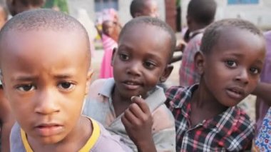 Afrika 'nın Zanzibar Köyü' ndeki Kameraya Meraklı Yerel Afrikalı Çocuklar