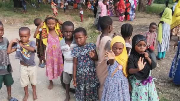 Happy Local African Kids Funny Waving Hand and Curious Looking, Zanzibar Village — 비디오