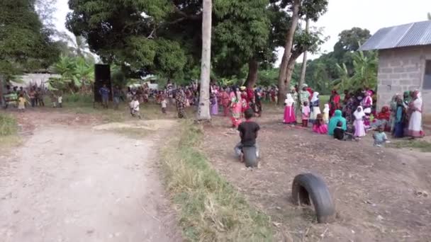 Yerel bir köy olan Zanzibar 'da Afrika Düğününde Meraklı Yerel Çocuklar Kalabalığı — Stok video