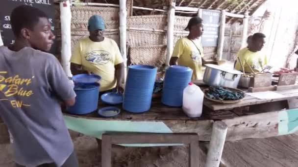 Africanos preparam frutos do mar grelhados para turistas que chegam na ilha paradisíaca, Zanzibar — Vídeo de Stock