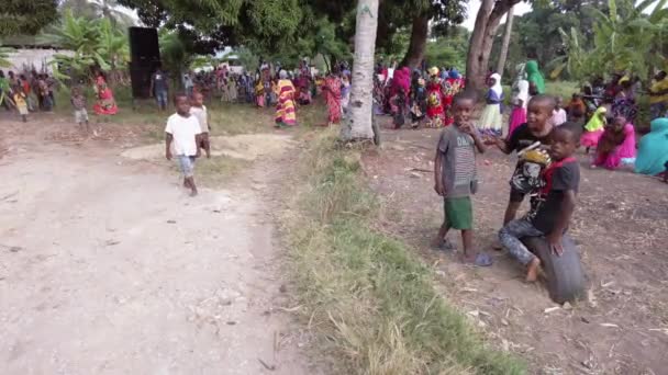 Massor av nyfikna lokala barn på afrikanska bröllop i en lokal by, Zanzibar — Stockvideo