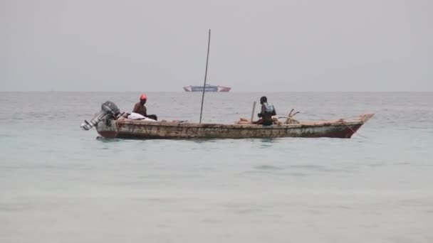 Tahta Tekne Balıkçıları Okyanusta Balıkçılık, Zanzibar — Stok video