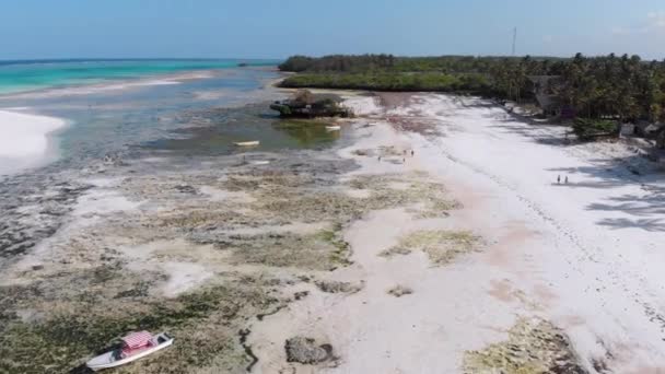 El restaurante Rock en el océano construido sobre piedra en la marea baja en Zanzíbar, Vista aérea — Vídeos de Stock