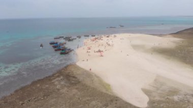 Menai Körfezi, Zanzibar 'da Turistler ve Teknelerle Kaybolan Ada