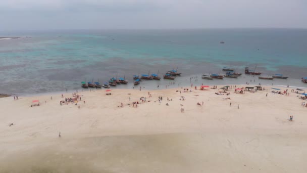 Vista aérea Desaparecendo Ilha com Turistas e Barcos em Menai Bay, Zanzibar — Vídeo de Stock