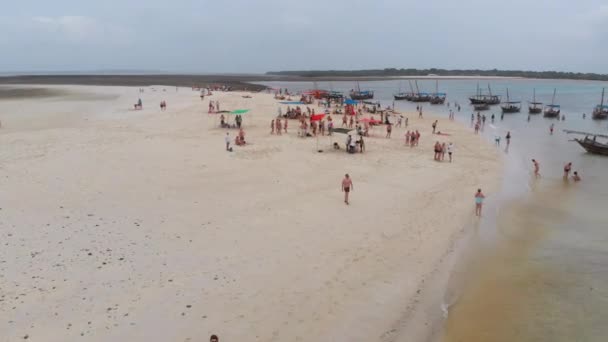 Luchtfoto verdwijnend eiland met toeristen en boten in Menai Bay, Zanzibar — Stockvideo