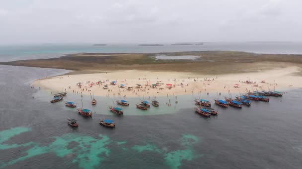 Вид з повітря Зникаючий острів з туристами й човнами в затоці Менай (Занзібар). — стокове відео