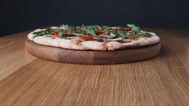 Restoranda Tahta Tahtada İştah açıcı Pizza