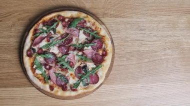 Lokantadaki Tahta Tahtada İştah açıcı Pizza Manzarası