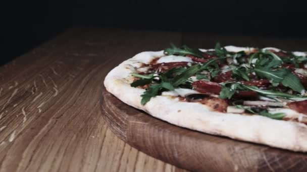 Аппетитная пицца на деревянной доске в ресторане — стоковое видео