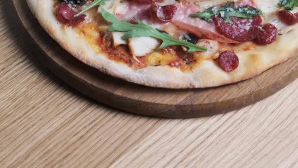 Pizza eten op een houten plank in een restaurant — Stockvideo