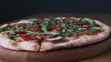 Restoranda Tahta Tahtada İştah açıcı Pizza