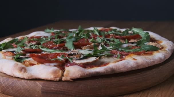 Pizza eten op een houten plank in een restaurant — Stockvideo