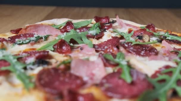Pizza étvágygerjesztése egy fapadlón egy étteremben — Stock videók