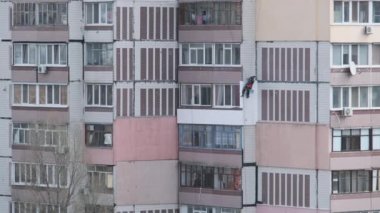 Endüstriyel dağcılık. Bina Biçimlendirme Görünümü kullanarak Tırmanıcı